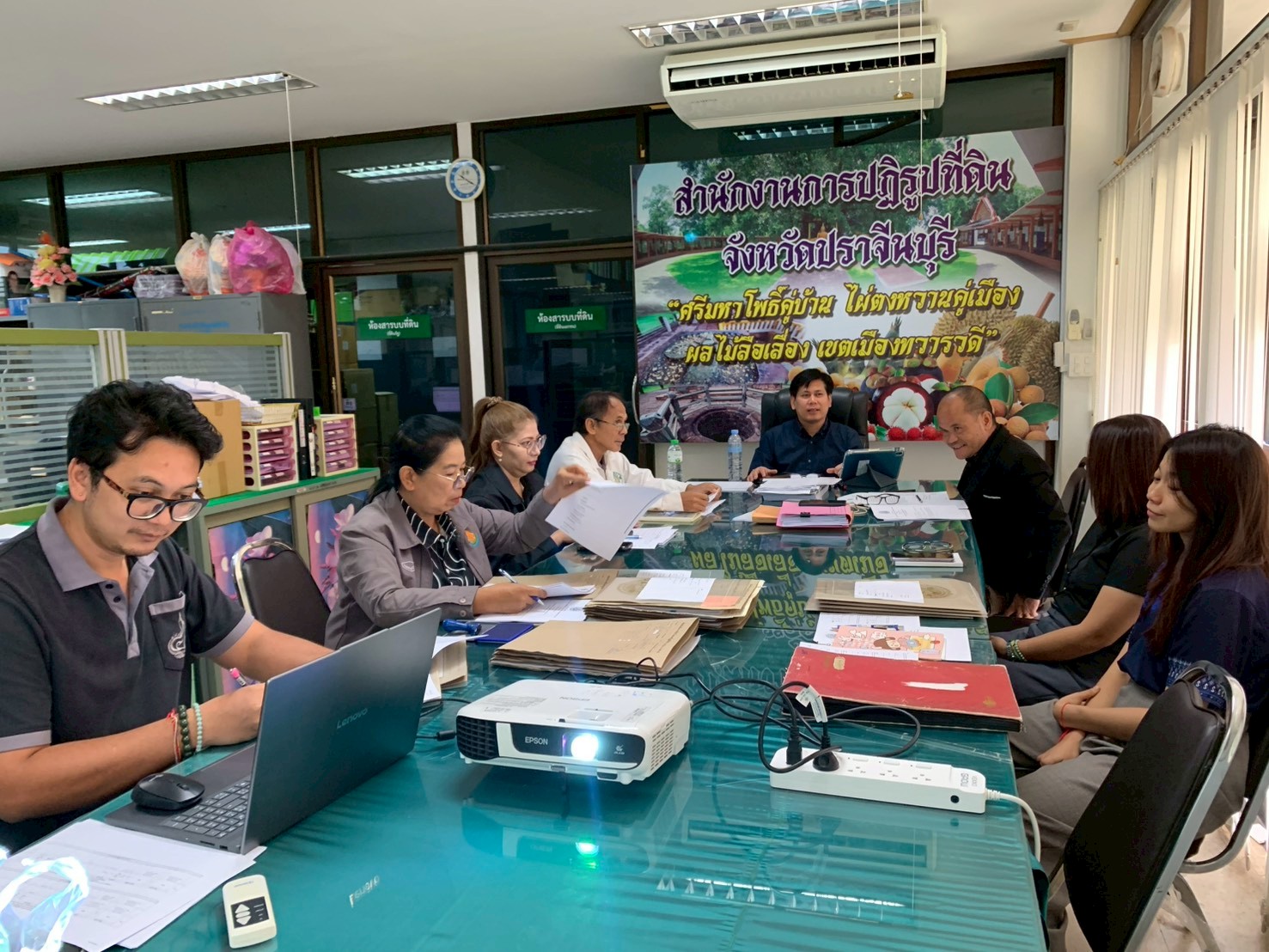 title - วันศุกร์ที่ 13 มีนาคม 2569 เวลา 10.00 น. นายวิทูล ประดิษฐบุญ ปฏิรูปที่ดินจังหวัดปราจีนบุรี  พร้อมด้วยผู้อำนวยการกลุ่มงานช่างและแผนที่ ผู้อำนวยการกลุ่มกฎหมาย ผู้อำนวยการกลุ่มการเงินบัญชีและจัดเก็บผลประโยชน์ ผู้อำนวยการกลุ่มยุทธศาสตร์และการปฏิรูปที่ดิน และเจ้าหน้าที่ ส.ป.ก.ปราจีนบุรี  ที่เกี่ยวข้อง จัดการประชุมคณะทำงานตรวจสอบคุณสมบัติผู้ยื่นคำขอเข้าทำประโยชน์ในเขตปฏิรูปที่ดินจังหวัดปราจีนบุรี ครั้งที่ 6/2569